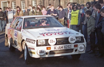 Juha Kankkunen - Fred Gallagher
33º Lombard RAC Rally 1984. Toyota Celica Twincam Turbo TCT (K-AM 6232). Abandonó por accidente en SS39 Morgannwg 1 de 45.94 km.

Del 25 al 29 de Noviembre, Chester, Cheshire, Inglaterra, Reino Unido.
Superficie: tierra.

El Rally tenia un total de 3232.00 km de los que 868.54 km divididos en 56 tramos eran especiales.

Se inscribieron 124 equipos, tomaron la salida 119, finalizaron 52.@
Palabras clave: ;Toyota;Celica;TCT;Gran_Bretaña;1984;RAC_Rally;Grupo_B;Inglaterra