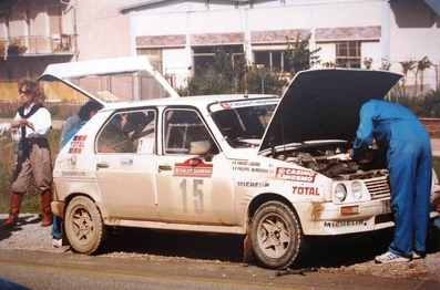 Asistencia del Equipo Citröen Competition en el 26º Rallye Sanremo 1984
En el Citröen Visa 1000 Pistes (8448 ME 92) de Philippe Wambergue - Vincent Laverne, abandonò por la transmisiòn en SS44 Scravaion de 10,20 Km.

Del 30 de Septiembre al 5 de Octubre, Sanremo, Liguria, Imperia, Italia.
Superficie: asfalto -tierra.

El Rally tenia un total de 2546.29 km de los que 807.69 km divididos en 56 tramos eran especiales, (2 de ellas fueron canceladas SS7 Sante Luce de 12,30 km y SS26 Chiusdino 2 de 17,41 Km).

Se inscribieron 104 equipos, tomaron la salida 100, finalizaron 35.@

Palabras clave: Philippe_Wambergue;Citroen;Visa;Grupo_B;Sanremo;1984;Asistencias