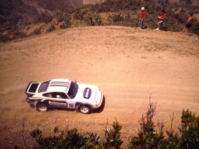 Saeed Al-Hajri - John Spiller
31º Rothmans Acropolis Rally 1984. Porsche 911 SC RS (A815 CCF). Abandonó por la caja de cambio en SS24 Tsouka de 6,54 Km.

Del 26 al 31 de Mayo, Atenas, Grecia.
Superficie: tierra.

El Rally tení­a un total de 2265 km, de los que 796.62 km divididos en 47 tramos eran especiales.

Tomaron la salida 104 equipos, finalizaron 32.@
Palabras clave: ;Porsche;SC;RS;Grecia;Acropolis;1984;grupo_B
