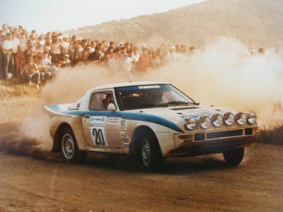Ingvar Carlsson - Benny Melander
31º Rothmans Acropolis Rally 1984. Mazda RX-7. Abandonó por el diferencial en SS16 Klissoura de 10,72 Km.

Del 26 al 31 de Mayo, Atenas, Grecia.
Superficie: tierra.

El Rally tení­a un total de 2265 km, de los que 796.62 km divididos en 47 tramos eran especiales.

Tomaron la salida 104 equipos, finalizaron 32.@
Palabras clave: Mazda;Grecia;Acropolis;1984;grupo_B