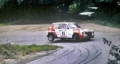 Antoine Casabianca - Nonce Leca
28º Tour de Corse 1984. Talbot Samba Rallye. Abandonó, desconocemos el motivo y en que especial.

Del 3 al 5 de Mayo, Ajaccio, Córcega, Francia.
Superficie: asfalto.

El Rally tenia un total de 1618 km de los que 1130.9 km divididos en 30 tramos eran especiales.

Se inscribieron 158 equipos, tomaron la salida 155, finalizaron 57.
Palabras clave: Talbot;Samba;Rallye;Corse;Corcega;Grupo_B;1984