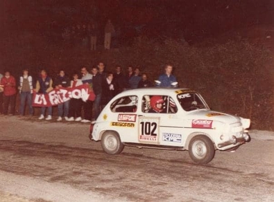 Alex Sasplugas - Jordi Castells
26º Rally 2000 Viratges 1984. Seat 600. Desconocemos resultado final. Abandonó.

La Frizione... Animando como siempre .
En este caso Alex Romani, Sergi Roger, Ferran Figuerola, Slivia Figuerola, Bet Rodriguez; Roser Franzi, Marta Peribanez, Jesus Hernadez, Eva Rosell y Jordi Camp el fotógrafo.

Del 10 al 11 de Noviembre, Manresa, Barcelona, Catalunya, España.
Superficie: asfalto.@
Palabras clave: Seat;2000_Viratges;1984