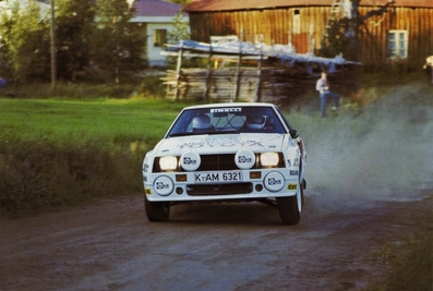 Bjorn Waldegard - Hans Thorszelius
34º Rally 1000 Lagos 1984 (Finlandia). Toyota Celica Twincam Turbo (TCT). Abandonò por motor en SS25 Ouninpohja 2 de 24,55 Km.
El Rally tenà­a un total de 1420 km, de los que 457 km divididos en 51 tramos, eran especiales, (una de ellas fue cancelada SS2 Humalamaki de 3,69 Km)
Tomaron la salida 144 participantes, finalizaron 74.@
Palabras clave: ;Toyota;Celica;TCT;Finlandia;1984