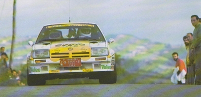 Juan Carlos Oñoro - José Lòpez Orozco
21º Rally Principe de Asturias 1984. Abandonò por accidente en SS23.
El Rally tenia un total de 1139.47 km de los que 357.5 km divididos en 28 tramos, eran especiales.
Tomaron la salida 67 equipos, finalizaron 37.
Después de esta prueba y la del Corte Inglés lo cesaron de Opel, le ofrecieron el puesto a Carlos Alonso Lamberti, que venà­a de firmar un segundo puesto en Canarias con el Ascona, tras ir liderando, problemas de transmisiòn y una segunda etapa soberbia de Terry Kaby en la lluvia con el Nissan oficial dieron la victoria al inglés. Carlos rechazò la oferta por motivos laborales (era importador Opel amén de otras marcas en Canarias) y esta fue para Sainz, el resto de la historia es de sobra conocida.@
Palabras clave: Opel;Manta;Asturias;Grupo_B;1984