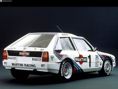 Lancia SE038
Acabó llamándose oficialmente Lancia Delta S4... inolvidable máquina.

Mecánicamente el S4 contaba con un motor de 4 cilindros y 1750cc.
Claudio Lombardi tuvo una genial idea y para compensar los inconvenientes del turbo (falta de potencia a bajas revoluciones y una respuesta retardada ) combino el turbo con un compresor volumétrico Volumex, dando como resultado un motor potente y flexible.
Una tecnología que ayudo por un lado a tener potencia extra en altas revoluciones y por otro lado mayor respuesta en bajas,  su peso de 890 kg con una potencia que superaba los 450cv a 8000rpm (podí­a producir los 600 sin problemas) lo llevaban a una bestial aceleración de 0-100 km/h en 2.3 segundos.

Carrocerí­a de Kevlar y fibra de carbono.
El chasis es una célula central tubular de acero, con dos sub-chasis reforzados en tubo de titanio que montaban las suspensiones delantera y trasera.
Palabras clave: Lancia;Delta;Grupo_B