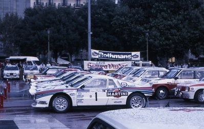 Parque Cerrado del 21º Rally Catalunya 1985
Foto en Plaza Catalunya de Barcelona

1# Lancia Rally 037 de Henri Toivonen - Juha Piironen. Abandonó por fuerte accidente en SS3, tramo Estenalles, pasados unos 200/300 metros la Font de L'Olla.

Del 25 al 28 de Octubre, Barcelona, Catalunya, España.
Superficie: asfalto.

El Rally tenia un total de 1359.14 km de los que 512.82 km divididos en 34 tramos eran especiales.

Tomaron la salida 67 equipos, finalizaron 38.

© Jordi Jubany
Palabras clave: Henri_Toivonen;Lancia;Grupo_B;Rally;Catalunya;1985;Parque_Cerrado