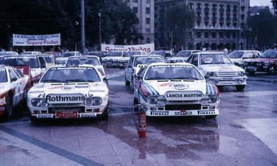 Parque Cerrado del 21º Rally Catalunya 1985
Lancia's Rally 037 de:

Derecha de la foto, 1# de Henri Toivonen - Juha Piironen, abandonó por fuerte accidente en SS3, tramo Estenalles, pasados unos 200/300 metros la Font de L'Olla.

El otro Lancia 2# es el de Salvador Servià  - Jordi Sabater, abandonó por motor en SS1.

Foto en Plaza Catalunya de Barcelona.

Del 25 al 28 de Octubre, Barcelona, Catalunya, España.
Superficie: asfalto.

El Rally tenia un total de 1359.14 km de los que 512.82 km divididos en 34 tramos eran especiales.

Tomaron la salida 67 equipos, finalizaron 38.

© Jordi Jubany
Palabras clave: Salvador_Servia;Henri_Toivonen;Lancia;Grupo_B;Rally;Catalunya;1985;Parque_Cerrado
