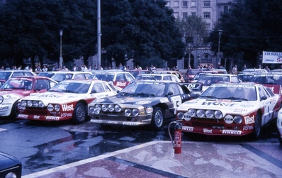 Parque Cerrado del 21º Rally Catalunya 1985
Lancia's Rally 037 de:

Derecha de la foto, (4# TO W67785) de Mauro Pregliasco - Daniele Cianci, clasificado 4º.

Centro, (5# TO 30684D)  de Fabrizio Tabaton - Luciano Tedeschini, clasificado 1º.

Izquierda, (6# TO 09008D) de Andrea Zanussi - Sergio Cresto, clasificado 2º.

Foto en Plaza Catalunya de Barcelona.

Del 25 al 28 de Octubre, Barcelona, Catalunya, España.
Superficie: asfalto.

El Rally tenia un total de 1359.14 km de los que 512.82 km divididos en 34 tramos eran especiales.

Tomaron la salida 67 equipos, finalizaron 38.

© Jordi Jubany
Palabras clave: Lancia;Grupo_B;Rally;Catalunya;1985;Parque_Cerrado