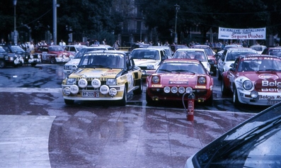 Parque Cerrado del 21º Rally Catalunya 1985
De derecha a izquierda de la foto:

8# Porsche 911 SC RS (CCD-621) de Robert Droogmans - Ronny Joosten, clasificado 3º.

9# Ferrari 308 GTB (2-M-3586-P) de Claudio Caba - Juan Marti­n, abandonó por accidente en SS11.

10# Renault 5 Turbo (RP 205 5) de Branislav Küzmic - Rudi Sali, abandonó por motor en SS11.

Foto en Plaza Catalunya de Barcelona.

Del 25 al 28 de Octubre, Barcelona, Catalunya, España.
Superficie: asfalto.

El Rally tenia un total de 1359.14 km de los que 512.82 km divididos en 34 tramos eran especiales.

Tomaron la salida 67 equipos, finalizaron 38.

© Jordi Jubany
Palabras clave: Porsche;Turbo;Ferrari;GTB;Renault;Grupo_B;Catalunya;1985;Parque_Cerrado