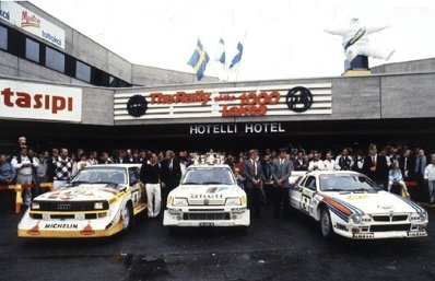 35º 1000 Lakes Rally 1985
En esta foto podemos ver los tres primeros clasificados.

1º el Peugeot 205 Turbo 16 E2 (704 EXC 75) de Timo Salonen - Seppo Harjanne,(centro).

2º el Audi Sport Quattro S1 E2 (IN-NY 18) de Stig Blomqvist - Bjorn Cederberg, (izquierda).

3º el Lancia Rally 037 (TO Y67908) de Markku Alén - Ilkka Kivimäki, (derecha).

Al lado de cada uno de los coches podemos ver los pilotos y copilotos.

Del 23 al 25 de Agosto, Jyväskylä, Finlandia.
Superficie: tierra.

El Rally tenía un total de 1418.00 km de los que 479.00 km divididos en 50 tramos eran especiales (1 de ellos fue cancelado SS10 Vaheri).

Se inscribieron 188 equipos, tomaron la salida 175, finalizaron 83.
@
Palabras clave: Peugeot;Lancia;Rally;Audi;Quattro;Sport;Grupo_B;Finlandia;1985