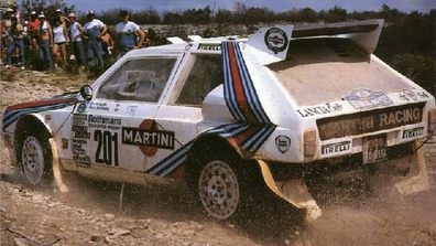 DEBUT DEL GRAN LANCIA DELTA S4
Inscrito como prototipo y participando como Course car
Lancia Martini
Placa: PROVA TO 2664

Markku Alén - Ilkka Kivimaki
10º Rallye des 1000 Pistes 1985

Del 6 al 7 de Julio, Canjuers, Francia.
Superficie: tierra con 265.30 km cronometrados divididos en 13 tramos especiales.

Éste Rally se celebraba en Camp militaire de Canjuers, Var.
Situado al sureste de Francia, en un terreno de 35.000 hectáreas.
Muchos equipos hací­an debutar sus nuevos modelos antes de competir en el Campeonato Mundial y/o Europeo de Rallyes.

Se podría decir que era un excelente banco de pruebas, donde miraban de conseguir mas fialbilidad y/o evolucionar los coches.

Tomaron la salida 111 equipos, finalizaron 37.
@
Palabras clave: Lancia;Delta;Grupo_B;Francia;1985;Canjuers;Debut