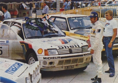 Parque Cerrado Final del 32º Rothmans Acrópolis Rally 1985
#5 Peugeot 205 Turbo 16 (25 FGV 75) de  Timo Salonen - Seppo Harjanne, clasificado 1º. 
#1 Audi Sport Quattro S1 (IN-NA 23) de Stig Blomqvist - Björn Cederberg, clasificado 2º. 
#9 Mazda RX7 (CJH-710) de Ingvar Carlsson - Benny Melander, clasificado 3º.

En la foto podemos ver con gorra azul a Stig Blomqvist y a su lado a Timo Salonen.

Del 27 al 30 de Mayo, Atenas, Grecia.
Superficie: tierra.

El Rally tenía un total de 2295.94 km de los que 807.67 km divididos en 47 tramos eran especiales.

Tomaron la salida 110 equipos, finalizaron 45.@
Palabras clave: Timo_Salonen;Stig_Blomqvist;Personajes;Peugeot;T16;Audi;Sport;Quattro;Grupo_B;Mazda;RX7;Acropolis;Grecia;1985;parque_cerrado