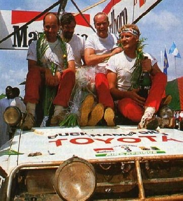 17º Rallye Cote d'Ivoire 1985
Toyota Celica Twincam Turbo (TCT)

1º Juha Kankkunen y 2º Björn Waldegard, clasificados con el mismo tiempo al final de Rallye.

De izquierda a derecha de la foto y empezando por los copilotos:
Fred Gallagher, Hans Thorszelius, Björn Waldegard y Juha Kankkunen.

Del 30 de Octubre al 3 de Noviembre, Yamoussoukro, Costa de Marfil.
Superficie: tierra.

El Rally tenia un total de 4103.00 Km con 71 controles horarios.

Se inscribieron 50 equipos, tomaron la salida 50, finalizaron 8.
@
Palabras clave: Juha_Kankkunen;Fred_Gallagher;Bjorn_Waldegard;Hans_Thorszelius;Toyota;Celica;TCT;Grupo_B;Costa_Marfil;1985;Personajes