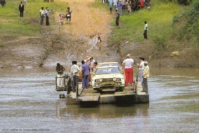 17º Rallye Cote d'Ivoire 1985
Toyota Celica Twincam Turbo (TCT)

Juha Kankkunen - Fred Gallagher y Björn Waldegard - Hans Thorszelius, 1º y 2º clasificados final Rally respectivamente con el mismo tiempo final.

En la parte derecha de la foto se pueden ver a Björn Waldegard y a Juha Kankkunen (compañeros de Equipo y con pantalones rojos) hablando.

Del 30 de Octubre al 3 de Noviembre, Yamoussoukro, Costa de Marfil.
Superficie: tierra.

El Rally tenia un total de 4103.00 Km con 71 controles horarios.

Se inscribieron 50 equipos, tomaron la salida 50, finalizaron 8.
@
Palabras clave: Juha_Kankkunen;Fred_Gallagher;Bjorn_Waldegard;Hans_Thorszelius;Toyota;Celica;TCT;Grupo_B;Costa_Marfil;1985;Personajes