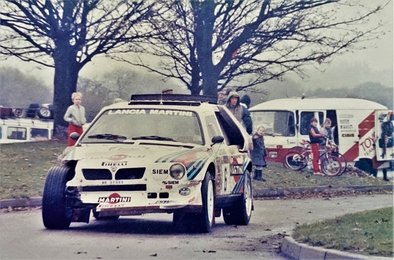 Henri Toivonen - Neil Wilson
34º Lombard RAC Rally 1985. Lancia Delta S4 (A6 37353). Clasificado 1º.

Debut con victoria en el Mundial de Rallyes del Lancia Delta S4.

Del 24 al 28 de Noviembre, Nottingham, Inglaterra.
Superficie: tierra.

El Rally tenia un total de 3507 km de los que 896.98 km divididos en 65 tramos eran especiales, (2 de ellas fueron canceladas, SS43 Kielder Forest - Ogre Hill de 12,02 Km y SS64 Nuss de 8,79 Km).

Tomaron la salida 155 equipos, finalizaron 62.

© John Everett
@
Palabras clave: Henri_Toivonen;Neil_Wilson;Lancia;Delta;Grupo_B;Gran_Bretaña;1985;Lombard_RAC_Rally;Inglaterra;Debut