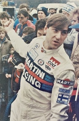 Asistencia del Equipo Martini Racing en el 34º Lombard RAC Rally 1985
En primera línea de imagen Henri Toivonen con el Lancia Delta S4 (A6 37353) clasificado 1º.
Copiloto Neil Wilson.

Debut con victoria en el Mundial de Rallyes del Lancia Delta S4.

Del 24 al 28 de Noviembre, Nottingham, Inglaterra.
Superficie: tierra.

El Rally tenia un total de 3507.00 km de los que 896.98 km divididos en 65 tramos eran especiales, (2 de ellos fueron canceladas, SS43 Kielder Forest - Ogre Hill de 12,02 Km y SS64 Nuss de 8,79 Km).

Tomaron la salida 155 equipos, finalizaron 62.

© John Everett
@
Palabras clave: Henri_Toivonen;Neil_Wilson;Lancia;Delta;Grupo_B;Gran_Bretaña;1985;Lombard_RAC_Rally;Inglaterra;Debut;Asistencias;Personajes