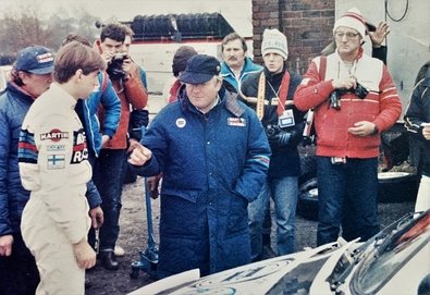 Asistencia del Equipo Martini Racing en el 34º Lombard RAC Rally 1985
En el Lancia Delta S4 (A6 37353) de Henri Toivonen - Neil Wilson, clasificado 1º.

En la imagen podemos ver a Henri Toivonen, Giorgio Pianta y con anorac rojo y blanco al fotógrafo Martin Holmes.

Debut con victoria en el Mundial de Rallyes del Lancia Delta S4.

Del 24 al 28 de Noviembre, Nottingham, Inglaterra.
Superficie: tierra.

El Rally tenia un total de 3507.00 km de los que 896.98 km divididos en 65 tramos eran especiales, (2 de ellos fueron canceladas, SS43 Kielder Forest - Ogre Hill de 12,02 Km y SS64 Nuss de 8,79 Km).

Tomaron la salida 155 equipos, finalizaron 62.

© John Everett
@
Palabras clave: Henri_Toivonen;Neil_Wilson;Lancia;Delta;Grupo_B;Gran_Bretaña;1985;Lombard_RAC_Rally;Inglaterra;Debut;Asistencias;Personajes