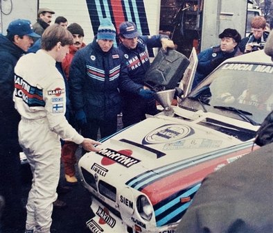 Asistencia del Equipo Martini Racing en el 34º Lombard RAC Rally 1985
En el Lancia Delta S4 (A6 37353) de Henri Toivonen - Neil Wilson, clasificado 1º.

En la foto podemos ver a Henri Toivonen, a su izquierda Cesare Fiorio y al lado del coche junto a la puerta a Ninni Russo.

Debut con victoria en el Mundial de Rallyes del Lancia Delta S4.

Del 24 al 28 de Noviembre, Nottingham, Inglaterra.
Superficie: tierra.

El Rally tenia un total de 3507.00 km de los que 896.98 km divididos en 65 tramos eran especiales, (2 de ellos fueron canceladas, SS43 Kielder Forest - Ogre Hill de 12,02 Km y SS64 Nuss de 8,79 Km).

Tomaron la salida 155 equipos, finalizaron 62.

© John Everett
@
Palabras clave: Henri_Toivonen;Neil_Wilson;Lancia;Delta;Grupo_B;Gran_Bretaña;1985;Lombard_RAC_Rally;Inglaterra;Debut;Asistencias;Personajes