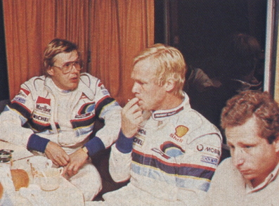 15º AWA Clarion Rally de Nueva Zelanda 1985
De izquierda a derecha:

Timo Salonen, Ari Vatanen y Jean Todt.

Timo y Ari clasificados 1º y 2º respectivamente con Peugeot 205 Turbo 16.

Jean Todt era director deportivo del Equipo en esa época.

Ari Penalizó 8 minutos en el C.H. de entrada al Parque cerrado de GAP por un error de su copiloto Terry Harryman.
Remontó esa diferencia y ganó la prueba con una ventaja de 5' y 17" sobre Walter Rohrl.

Ari salió con todo diciendo a Jean Todt:
"Vamos a ganar a pesar de todo"
Tramo a tramo fue limando tiempo a Walter, hasta el último, Col de Saint-Raphael.
Walter se la jugó montando slicks con ligero claveteado, Ari montó neumáticos de nieve.
En la helada Subida al Col Ari adelantó a un Audi al ralentí que poco traccionaba en el hielo.

Su jefe Jean Todt después de aquello dijo:
"Ningún piloto habí­a hecho tal hazaña. Sí­, de verdad era de los mejores. Desde aquel día yo estaba en deuda con él para toda la vida"

Del 26 de Enero al 1 de Febrero, Monte-Carlo.
Superficie: asfalto -nieve.

El Rally tenía un total de 3999.00 km de los que 851.10 km divididos en 34 tramos eran especiales, (1 de ellos fue cancelado SS17 ).

Tomaron la salida 117 equipos, finalizaron 68.
@

Palabras clave: Timo_Salonen;Jean_Todt;Peugeot;Turbo;Grupo_B;Nueva_Zelanda;1985;Personajes