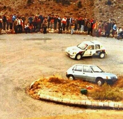 Ari Vatanen - Terry Harryman
53º Rallye Automobile de Monte-Carlo 1985. Peugeot 205 Turbo 16 (716 EXC 75). Clasificado 1º.

Ari Penalizó 8 minutos en el C.H. de entrada al Parque cerrado de GAP por un error de su copiloto Terry Harryman.
Remontó esa diferencia y ganó la prueba con una ventaja de 5' y 17" sobre Walter Rohrl.

Ari salió con todo diciendo a Jean Todt:
"Vamos a ganar a pesar de todo"
Tramo a tramo fue limando tiempo a Walter, hasta el último, Col de Saint-Raphael.
Walter se la jugó montando slicks con ligero claveteado, Ari montó neumáticos de nieve.
En la helada Subida al Col Ari adelantó a un Audi al ralentí que poco traccionaba en el hielo.

Su jefe Jean Todt después de aquello dijo:
"Ningún piloto habí­a hecho tal hazaña. Sí­, de verdad era de los mejores. Desde aquel día yo estaba en deuda con él para toda la vida"

Del 26 de Enero al 1 de Febrero, Monte-Carlo.
Superficie: asfalto -nieve.

El Rally tenía un total de 3999.00 km de los que 851.10 km divididos en 34 tramos eran especiales, (1 de ellos fue cancelado SS17 ).

Tomaron la salida 117 equipos, finalizaron 68
@
Palabras clave: Ari_Vatanen;Peugeot;Turbo;Montecarlo;Grupo_B;1985