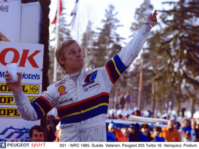 Ari Vatanen
35º Internacional Suecia Rally 1985. Peugeot 205 Turbo 16 (716 EXC 75). Clasificado 1º.
Copiloto: Terry Harryman.

Del 15 al 17 de Febrero, Karlstad, Suecia.
Superficie: nieve - hielo.

El Rally tenía un total de 1642.00 km de los que 513.68 km divididos en 29 tramos eran especiales.

Tomaron la salida 115, finalizaron 56.@
Palabras clave: ;Peugeot;Turbo;Grupo_B;Suecia;1985;Personajes
