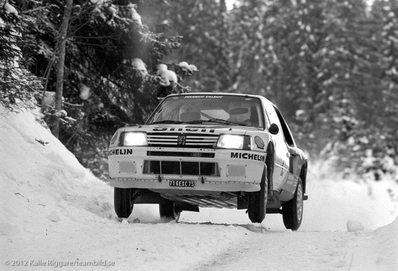 Ari Vatanen - Terry Harryman
35º Internacional Suecia Rally 1985. Peugeot 205 Turbo 16 (716 EXC 75). Clasificado 1º.

Del 15 al 17 de Febrero, Karlstad, Suecia.
Superficie: nieve - hielo.

El Rally tenía un total de 1642.00 km de los que 513.68 km divididos en 29 tramos eran especiales.

Tomaron la salida 115, finalizaron 56.@
Palabras clave: Peugeot;Turbo;Grupo_B;Suecia;1985;nieve;
