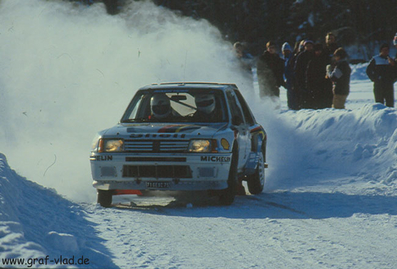 Ari Vatanen - Terry Harryman
35º Internacional Suecia Rally 1985. Peugeot 205 Turbo 16 (716 EXC 75). Clasificado 1º.

Del 15 al 17 de Febrero, Karlstad, Suecia.
Superficie: nieve - hielo.

El Rally tenía un total de 1642.00 km de los que 513.68 km divididos en 29 tramos eran especiales.

Tomaron la salida 115, finalizaron 56.@
Palabras clave: ;Peugeot;Turbo;Grupo_B;Suecia;1985;nieve