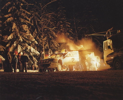 Asistencia del Equipo Peugeot Talbot Sport en el 35º Internacional Suecia Rally 1985
En los Peugeot 205 Turbo 16 de:

#2  (716 EXC 75) Ari Vatanen - Terry Harryman, clasificado 1º.

Detrás el otro Peugeot #6 (323 EXA 75) Timo Salonen - Seppo Harjanne, clasificado 3º.

Del 15 al 17 de Febrero, Karlstad, Suecia.
Superficie: nieve - hielo.

El Rally tenía un total de 1642.00 km de los que 513.68 km divididos en 29 tramos eran especiales.

Tomaron la salida 115, finalizaron 56.@
Palabras clave: Timo_Salonen;Suecia;Grupo_B;Peugeot;Turbo;1985;Asistencias