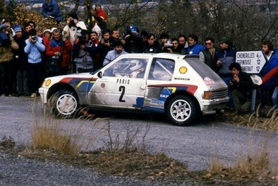 Ari Vatanen - Terry Harryman
53º Rallye Automobile de Monte-Carlo 1985. Peugeot 205 Turbo 16 (716 EXC 75). Clasificado 1º.
Peugeot Talbot Sport

Ari Penalizó 8 minutos en el C.H. de entrada al Parque cerrado de GAP por un error de su copiloto Terry Harryman.
Remontó esa diferencia y ganó la prueba con una ventaja de 5' y 17" sobre Walter Rohrl.

Ari salió con todo diciendo a Jean Todt:
"Vamos a ganar a pesar de todo"
Tramo a tramo fue limando tiempo a Walter, hasta el último, Col de Saint-Raphael.
Walter se la jugó montando slicks con ligero claveteado, Ari montó neumáticos de nieve.
En la helada Subida al Col Ari adelantó a un Audi al ralentí que poco traccionaba en el hielo.

Su jefe Jean Todt después de aquello dijo:
"Ningún piloto habí­a hecho tal hazaña. Sí­, de verdad era de los mejores. Desde aquel día yo estaba en deuda con él para toda la vida"

Del 26 de Enero al 1 de Febrero, Monte-Carlo.
Superficie: asfalto -nieve.

El Rally tenía un total de 3999.00 km de los que 851.10 km divididos en 34 tramos eran especiales, (1 de ellos fue cancelado SS17 ).

Tomaron la salida 117 equipos, finalizaron 68
@
Palabras clave: Peugeot;Turbo;Montecarlo;Grupo_B;1985