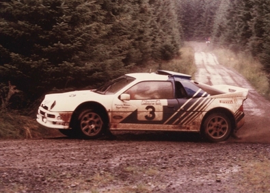 Malcolm Wilson - Nigel Harris
Marlboro Lindisfarne Rally 1985. Ford RS200 (B55 CHK). Clasificado 1º.

Primera participación del RS200 en un Rally.

Hannu Mikkolla y Stig Blomqvist vinieron al Rally para ver el coche en acción antes de firmar sus contratos para 1986.

El 7 de Septiembre en Newcastle, Inglaterra.
Superficie: tierra.

El Rally constaba de 13 tramos cronometrados.
Desconocemos los kilómetros tanto de las especiales como los totales de la prueba.

Tomaron la salida 57 equipos, finalizaron 34.
@
Palabras clave: ;Lindisfarne;Ford;RS200;Grupo_B;Inglaterra;1985;Debut
