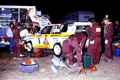 Asistencia del Equipo Audi Sport en el 27º Rally Sanremo 1985
En el Audi Sport Quattro S1 E2 (IN-NM 7) de Walter Röhrl - Christian Geistdörfer, clasificado 1º.

Del 29 de Septiembre al 4 de Octubre, Sanremo, Liguria, Imperia, Italia.
Superficie: asfalto - tierra.

El Rally tenia un total de 2340.56 km, de los que 696.90 km divididos en 45 tramos eran especiales (2 de ellos fueron cancelados SS20 Murio 1 de 9.12 km, SS36 Ronde 1 de 37.22 km).

Tomaron la salida 98 equipos, finalizaron 33.

PHOTO Francesco Calafuri
@
Palabras clave: Walter_Röhrl;Audi;Sport;Quattro;Sanremo;1985;Grupo_B;Asistencias