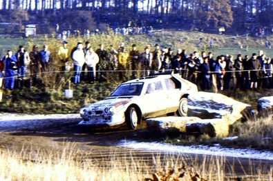 Henri Toivonen - Neil Wilson
34º Lombard RAC Rally 1985. Lancia Delta S4 (A6 37353). Clasificado 1º.

Debut con victoria en el Mundial de Rallyes del Lancia Delta S4.

Del 24 al 28 de Noviembre, Nottingham, Inglaterra.
Superficie: tierra.

El Rally tenia un total de 3507 km de los que 896.98 km divididos en 65 tramos eran especiales, (2 de ellas fueron canceladas, SS43 Kielder Forest - Ogre Hill de 12,02 Km y SS64 Nuss de 8,79 Km).

Tomaron la salida 155 equipos, finalizaron 62.@
Palabras clave: Henri_Toivonen;Lancia;Delta;Grupo_B;Gran_Bretaña;1985;Lombard_RAC_Rally