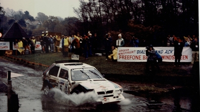 Henri Toivonen - Neil Wilson
34º Lombard RAC Rally 1985. Lancia Delta S4 (A6 37353). Clasificado 1º.

Debut con victoria en el Mundial de Rallyes del Lancia Delta S4.

Del 24 al 28 de Noviembre, Nottingham, Inglaterra.
Superficie: tierra.

El Rally tenia un total de 3507 km de los que 896.98 km divididos en 65 tramos eran especiales, (2 de ellas fueron canceladas, SS43 Kielder Forest - Ogre Hill de 12,02 Km y SS64 Nuss de 8,79 Km).

Tomaron la salida 155 equipos, finalizaron 62.@
Palabras clave: Henri_Toivonen;Lancia;Delta;Grupo_B;Gran_Bretaña;1985;Lombard_RAC_Rally