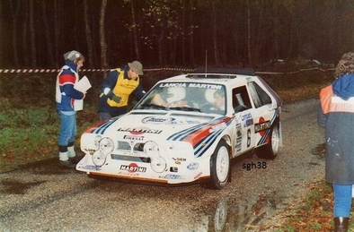 Henri Toivonen - Neil Wilson
34º Lombard RAC Rally 1985. Lancia Delta S4 (A6 37353). Clasificado 1º.

Debut con victoria en el Mundial de Rallyes del Lancia Delta S4.

Del 24 al 28 de Noviembre, Nottingham, Inglaterra.
Superficie: tierra.

El Rally tenia un total de 3507 km de los que 896.98 km divididos en 65 tramos eran especiales, (2 de ellas fueron canceladas, SS43 Kielder Forest - Ogre Hill de 12,02 Km y SS64 Nuss de 8,79 Km).

Tomaron la salida 155 equipos, finalizaron 62.

© Stephen Huntridge
@
Palabras clave: Henri_Toivonen;Lancia;Delta;Grupo_B;Gran_Bretaña;1985;Lombard_RAC_Rally;Inglaterra;Debut