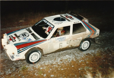 Henri Toivonen - Neil Wilson
34º Lombard RAC Rally 1985. Lancia Delta S4 (A6 37353). Clasificado 1º.

Debut con victoria en el Mundial de Rallyes del Lancia Delta S4.

Del 24 al 28 de Noviembre, Nottingham, Inglaterra.
Superficie: tierra.

El Rally tenia un total de 3507 km de los que 896.98 km divididos en 65 tramos eran especiales, (2 de ellas fueron canceladas, SS43 Kielder Forest - Ogre Hill de 12,02 Km y SS64 Nuss de 8,79 Km).

Tomaron la salida 155 equipos, finalizaron 62.@
Palabras clave: Henri_Toivonen;Lancia;Delta;Grupo_B;Gran_Bretaña;1985;Lombard_RAC_Rally;Inglaterra;Debut