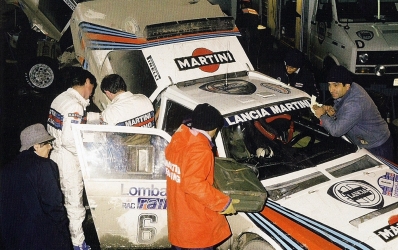 Asistencia del Equipo Martini Racing en el 34º Lombard RAC Rally 1985
En el Lancia Delta S4 (A6 37353) de Henri Toivonen - Neil Wilson, clasificado 1º.

Debut con victoria en el Mundial de Rallyes del Lancia Delta S4.

Del 24 al 28 de Noviembre, Nottingham, Inglaterra.
Superficie: tierra.

El Rally tenia un total de 3507.00 km de los que 896.98 km divididos en 65 tramos eran especiales, (2 de ellos fueron canceladas, SS43 Kielder Forest - Ogre Hill de 12,02 Km y SS64 Nuss de 8,79 Km).

Tomaron la salida 155 equipos, finalizaron 62.@
Palabras clave: Henri_Toivonen;Lancia;Delta;S4;Grupo_B;Inglaterra;1985;RAC_Rally;Asistencias
