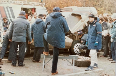 Asistencia del Equipo Martini Racing en el 34º Lombard RAC Rally 1985
En el Lancia Delta S4 (A6 37353) de Henri Toivonen - Neil Wilson, clasificado 1º.

Debut con victoria en el Mundial de Rallyes del Lancia Delta S4.

Del 24 al 28 de Noviembre, Nottingham, Inglaterra.
Superficie: tierra.

El Rally tenia un total de 3507.00 km de los que 896.98 km divididos en 65 tramos eran especiales, (2 de ellos fueron canceladas, SS43 Kielder Forest - Ogre Hill de 12,02 Km y SS64 Nuss de 8,79 Km).

Tomaron la salida 155 equipos, finalizaron 62.@
Palabras clave: Henri_Toivonen;Lancia;Delta;S4;Grupo_B;Inglaterra;1985;RAC_Rally;Asistencias;Personajes