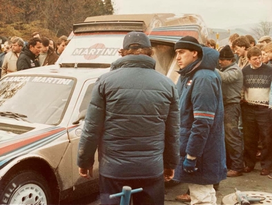 Asistencia del Equipo Martini Racing en el 34º Lombard RAC Rally 1985
En el Lancia Delta S4 (A6 37353) de Henri Toivonen - Neil Wilson, clasificado 1º.

Debut con victoria en el Mundial de Rallyes del Lancia Delta S4.

Del 24 al 28 de Noviembre, Nottingham, Inglaterra.
Superficie: tierra.

El Rally tenia un total de 3507.00 km de los que 896.98 km divididos en 65 tramos eran especiales, (2 de ellos fueron canceladas, SS43 Kielder Forest - Ogre Hill de 12,02 Km y SS64 Nuss de 8,79 Km).

Tomaron la salida 155 equipos, finalizaron 62.@
Palabras clave: Henri_Toivonen;Lancia;Delta;S4;Grupo_B;Inglaterra;1985;RAC_Rally;Asistencias;Personajes