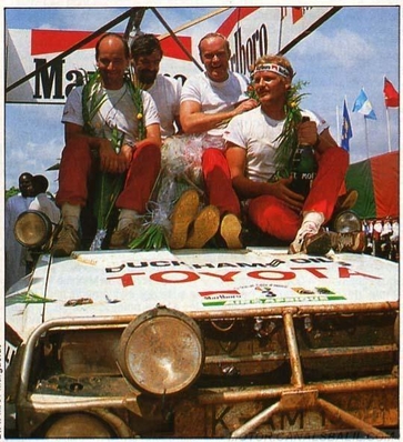 Juha Kankkunen - Fred Gallagher
33º Marlboro Safari Rally 1985. Toyota Celica TCT, (K-AM 3736). Clasificado 1º.
También encima del coche y por detrà¡s de ellos Björn Waldegard - Hans Thorszelius, compañeros de Equipo en Toyota y 2º clasificado.
El Rally tenia un total de 5167.6 km con 88 controles horarios.
Tomaron la salida 71 equipos, finalizaron 20.@
Palabras clave: ;Toyota;Celica;TCT;Safari;1985;Personajes;Grupo_B