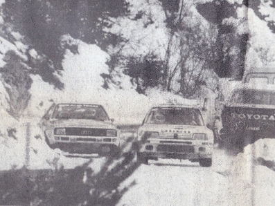 53º Rallye Automobile de Monte-Carlo 1985
Ari Vatanen - Terry Harryman con el Peugeot 205 Turbo 16 (716 EXC 75) adelantando a Walter Röhrl - Christian Geistdörfer con el Audi Sport Quattro S1 (IN-NL 8). Clasificados 1º y 2º respectivamente al final del Rally.
Peugeot Talbot Sport / Audi Sport

Ari Penalizó 8 minutos en el C.H. de entrada al Parque cerrado de GAP por un error de su copiloto Terry Harryman.
Remontó esa diferencia y ganó la prueba con una ventaja de 5' y 17" sobre Walter Rohrl.

Ari salió con todo diciendo a Jean Todt:
"Vamos a ganar a pesar de todo"
Tramo a tramo fue limando tiempo a Walter, hasta el último, Col de Saint-Raphael.
Walter se la jugó montando slicks con ligero claveteado, Ari montó neumáticos de nieve.
En la helada Subida al Col Ari adelantó a un Audi al ralentí que poco traccionaba en el hielo.

Su jefe Jean Todt después de aquello dijo:
"Ningún piloto habí­a hecho tal hazaña. Sí­, de verdad era de los mejores. Desde aquel día yo estaba en deuda con él para toda la vida".

Del 26 de Enero al 1 de Febrero, Monte-Carlo.
Superficie: asfalto -nieve.

El Rally tenía un total de 3999.00 km de los que 851.10 km divididos en 34 tramos eran especiales, (1 de ellos fue cancelado SS17 ).

Tomaron la salida 117 equipos, finalizaron 68.
@
Palabras clave: Peugeot;Audi;Quattro;Sport;Turbo;Grupo_B;Detalles;Montecarlo;Nieve;1985