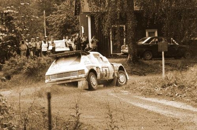 Timo Salonen - Seppo Harjanne
35º 1000 Lakes Rally 1985. Peugeot 205 Turbo 16 E2 (704 EXC 75). Clasificado 1º.

Del 23 al 25 de Agosto, Jyväskylä, Finlandia.
Superficie: tierra.

El Rally tenía un total de 1418.00 km de los que 479.00 km divididos en 50 tramos eran especiales (1 de ellos fue cancelado SS10 Vaheri).

Se inscribieron 188 equipos, tomaron la salida 175, finalizaron 83.@
Palabras clave: Timo_Salonen;Peugeot;Finlandia;Grupo_B;1985