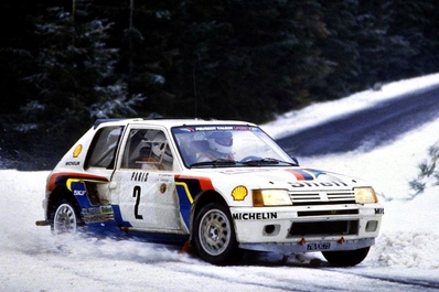 Ari Vatanen - Terry Harryman
53º Rallye Automobile de Monte-Carlo 1985. Peugeot 205 Turbo 16 (716 EXC 75). Clasificado 1º.
Peugeot Talbot Sport

Ari Penalizó 8 minutos en el C.H. de entrada al Parque cerrado de GAP por un error de su copiloto Terry Harryman.
Remontó esa diferencia y ganó la prueba con una ventaja de 5' y 17" sobre Walter Rohrl.

Ari salió con todo diciendo a Jean Todt:
"Vamos a ganar a pesar de todo"
Tramo a tramo fue limando tiempo a Walter, hasta el último, Col de Saint-Raphael.
Walter se la jugó montando slicks con ligero claveteado, Ari montó neumáticos de nieve.
En la helada Subida al Col Ari adelantó a un Audi al ralentí que poco traccionaba en el hielo.

Su jefe Jean Todt después de aquello dijo:
"Ningún piloto habí­a hecho tal hazaña. Sí­, de verdad era de los mejores. Desde aquel día yo estaba en deuda con él para toda la vida"

Del 26 de Enero al 1 de Febrero, Monte-Carlo.
Superficie: asfalto -nieve.

El Rally tenía un total de 3999.00 km de los que 851.10 km divididos en 34 tramos eran especiales, (1 de ellos fue cancelado SS17 ).

Tomaron la salida 117 equipos, finalizaron 68
@
Palabras clave: Peugeot;Turbo;Montecarlo;Grupo_B;nieve;1985
