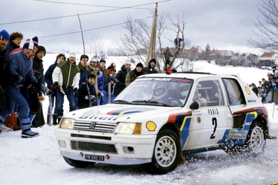Ari Vatanen - Terry Harryman
53º Rallye Automobile de Monte-Carlo 1985. Peugeot 205 Turbo 16 (716 EXC 75). Clasificado 1º.
Peugeot Talbot Sport

Ari Penalizó 8 minutos en el C.H. de entrada al Parque cerrado de GAP por un error de su copiloto Terry Harryman.
Remontó esa diferencia y ganó la prueba con una ventaja de 5' y 17" sobre Walter Rohrl.

Ari salió con todo diciendo a Jean Todt:
"Vamos a ganar a pesar de todo"
Tramo a tramo fue limando tiempo a Walter, hasta el último, Col de Saint-Raphael.
Walter se la jugó montando slicks con ligero claveteado, Ari montó neumáticos de nieve.
En la helada Subida al Col Ari adelantó a un Audi al ralentí que poco traccionaba en el hielo.

Su jefe Jean Todt después de aquello dijo:
"Ningún piloto habí­a hecho tal hazaña. Sí­, de verdad era de los mejores. Desde aquel día yo estaba en deuda con él para toda la vida"

Del 26 de Enero al 1 de Febrero, Monte-Carlo.
Superficie: asfalto -nieve.

El Rally tenía un total de 3999.00 km de los que 851.10 km divididos en 34 tramos eran especiales, (1 de ellos fue cancelado SS17 ).

Tomaron la salida 117 equipos, finalizaron 68
@
Palabras clave: Peugeot;Turbo;Montecarlo;Grupo_B;nieve;1985