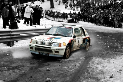 Ari Vatanen - Terry Harryman
53º Rallye Automobile de Monte-Carlo 1985. Peugeot 205 Turbo 16 (716 EXC 75). Clasificado 1º.
Peugeot Talbot Sport

Ari Penalizó 8 minutos en el C.H. de entrada al Parque cerrado de GAP por un error de su copiloto Terry Harryman.
Remontó esa diferencia y ganó la prueba con una ventaja de 5' y 17" sobre Walter Rohrl.

Ari salió con todo diciendo a Jean Todt:
"Vamos a ganar a pesar de todo"
Tramo a tramo fue limando tiempo a Walter, hasta el último, Col de Saint-Raphael.
Walter se la jugó montando slicks con ligero claveteado, Ari montó neumáticos de nieve.
En la helada Subida al Col Ari adelantó a un Audi al ralentí que poco traccionaba en el hielo.

Su jefe Jean Todt después de aquello dijo:
"Ningún piloto habí­a hecho tal hazaña. Sí­, de verdad era de los mejores. Desde aquel día yo estaba en deuda con él para toda la vida"

Del 26 de Enero al 1 de Febrero, Monte-Carlo.
Superficie: asfalto -nieve.

El Rally tenía un total de 3999.00 km de los que 851.10 km divididos en 34 tramos eran especiales, (1 de ellos fue cancelado SS17 ).

Tomaron la salida 117 equipos, finalizaron 68
@
Palabras clave: Peugeot;Turbo;Montecarlo;Grupo_B;nieve;1985