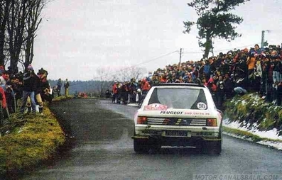 Ari Vatanen - Terry Harryman
53º Rallye Automobile de Monte-Carlo 1985. Peugeot 205 Turbo 16 (716 EXC 75). Clasificado 1º.
Peugeot Talbot Sport

Ari Penalizó 8 minutos en el C.H. de entrada al Parque cerrado de GAP por un error de su copiloto Terry Harryman.
Remontó esa diferencia y ganó la prueba con una ventaja de 5' y 17" sobre Walter Rohrl.

Ari salió con todo diciendo a Jean Todt:
"Vamos a ganar a pesar de todo"
Tramo a tramo fue limando tiempo a Walter, hasta el último, Col de Saint-Raphael.
Walter se la jugó montando slicks con ligero claveteado, Ari montó neumáticos de nieve.
En la helada Subida al Col Ari adelantó a un Audi al ralentí que poco traccionaba en el hielo.

Su jefe Jean Todt después de aquello dijo:
"Ningún piloto habí­a hecho tal hazaña. Sí­, de verdad era de los mejores. Desde aquel día yo estaba en deuda con él para toda la vida"

Del 26 de Enero al 1 de Febrero, Monte-Carlo.
Superficie: asfalto -nieve.

El Rally tenía un total de 3999.00 km de los que 851.10 km divididos en 34 tramos eran especiales, (1 de ellos fue cancelado SS17 ).

Tomaron la salida 117 equipos, finalizaron 68
@
Palabras clave: Peugeot;Turbo;Montecarlo;Grupo_B;1985
