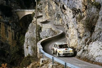 Ari Vatanen - Terry Harryman
53º Rallye Automobile de Monte-Carlo 1985. Peugeot 205 Turbo 16 (716 EXC 75). Clasificado 1º.
Peugeot Talbot Sport

Ari Penalizó 8 minutos en el C.H. de entrada al Parque cerrado de GAP por un error de su copiloto Terry Harryman.
Remontó esa diferencia y ganó la prueba con una ventaja de 5' y 17" sobre Walter Rohrl.

Ari salió con todo diciendo a Jean Todt:
"Vamos a ganar a pesar de todo"
Tramo a tramo fue limando tiempo a Walter, hasta el último, Col de Saint-Raphael.
Walter se la jugó montando slicks con ligero claveteado, Ari montó neumáticos de nieve.
En la helada Subida al Col Ari adelantó a un Audi al ralentí que poco traccionaba en el hielo.

Su jefe Jean Todt después de aquello dijo:
"Ningún piloto habí­a hecho tal hazaña. Sí­, de verdad era de los mejores. Desde aquel día yo estaba en deuda con él para toda la vida"

Del 26 de Enero al 1 de Febrero, Monte-Carlo.
Superficie: asfalto -nieve.

El Rally tenía un total de 3999.00 km de los que 851.10 km divididos en 34 tramos eran especiales, (1 de ellos fue cancelado SS17 ).

Tomaron la salida 117 equipos, finalizaron 68
@
Palabras clave: Peugeot;Grupo_B;Montecarlo;1985