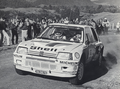 Timo Salonen - Seppo Harjanne
15º AWA Clarion Rally de Nueva Zelanda 1985. Peugeot 205 T16 (704 EXC 75). Clasificado 1º.

Del 29 de Junio al 2 de Julio, Auckland, Nueva Zelanda.
Superficie: tierra.

El Rally tenia un total de 2487.00 km de los que 935.50 km divididos en 48 tramos eran especiales, (2 de ellas fueron canceladas SS11 Ahuroa Puhoi Road de 12 Km y SS45 Bothwell Road de 25 Km).

Tomaron la salida 67 equipos, finalizaron 39.@
Palabras clave: Timo_Salonen;Peugeot;Grupo_B;Nueva_Zelanda;1985