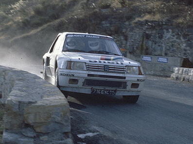 Ari Vatanen - Terry Harryman
53º Rallye Automobile de Monte-Carlo 1985. Peugeot 205 Turbo 16 (716 EXC 75). Clasificado 1º.
Peugeot Talbot Sport

Ari Penalizó 8 minutos en el C.H. de entrada al Parque cerrado de GAP por un error de su copiloto Terry Harryman.
Remontó esa diferencia y ganó la prueba con una ventaja de 5' y 17" sobre Walter Rohrl.

Ari salió con todo diciendo a Jean Todt:
"Vamos a ganar a pesar de todo"
Tramo a tramo fue limando tiempo a Walter, hasta el último, Col de Saint-Raphael.
Walter se la jugó montando slicks con ligero claveteado, Ari montó neumáticos de nieve.
En la helada Subida al Col Ari adelantó a un Audi al ralentí que poco traccionaba en el hielo.

Su jefe Jean Todt después de aquello dijo:
"Ningún piloto habí­a hecho tal hazaña. Sí­, de verdad era de los mejores. Desde aquel día yo estaba en deuda con él para toda la vida"

Del 26 de Enero al 1 de Febrero, Monte-Carlo.
Superficie: asfalto -nieve.

El Rally tenía un total de 3999.00 km de los que 851.10 km divididos en 34 tramos eran especiales, (1 de ellos fue cancelado SS17 ).

Tomaron la salida 117 equipos, finalizaron 68
@
Palabras clave: Peugeot;Turbo;Grupo_B;Montecarlo;1985