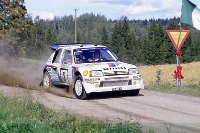 Timo Salonen - Seppo Harjanne
35º 1000 Lakes Rally 1985. Peugeot 205 Turbo 16 E2 (704 EXC 75). Clasificado 1º.

Del 23 al 25 de Agosto, Jyväskylä, Finlandia.
Superficie: tierra.

El Rally tenía un total de 1418.00 km de los que 479.00 km divididos en 50 tramos eran especiales (1 de ellos fue cancelado SS10 Vaheri).

Se inscribieron 188 equipos, tomaron la salida 175, finalizaron 83.@
Palabras clave: Timo_Salonen;Peugeot;Turbo;Finlandia;Grupo_B;1985