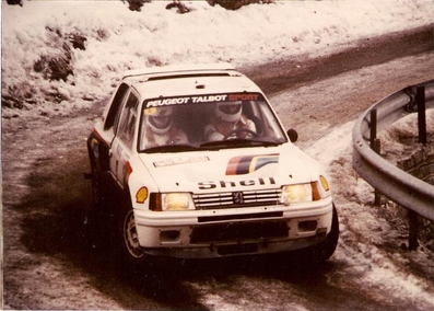 Ari Vatanen - Terry Harryman
53º Rallye Automobile de Monte-Carlo 1985. Peugeot 205 Turbo 16 (716 EXC 75). Clasificado 1º.
Peugeot Talbot Sport

Ari Penalizó 8 minutos en el C.H. de entrada al Parque cerrado de GAP por un error de su copiloto Terry Harryman.
Remontó esa diferencia y ganó la prueba con una ventaja de 5' y 17" sobre Walter Rohrl.

Ari salió con todo diciendo a Jean Todt:
"Vamos a ganar a pesar de todo"
Tramo a tramo fue limando tiempo a Walter, hasta el último, Col de Saint-Raphael.
Walter se la jugó montando slicks con ligero claveteado, Ari montó neumáticos de nieve.
En la helada Subida al Col Ari adelantó a un Audi al ralentí que poco traccionaba en el hielo.

Su jefe Jean Todt después de aquello dijo:
"Ningún piloto habí­a hecho tal hazaña. Sí­, de verdad era de los mejores. Desde aquel día yo estaba en deuda con él para toda la vida"

Del 26 de Enero al 1 de Febrero, Monte-Carlo.
Superficie: asfalto -nieve.

El Rally tenía un total de 3999.00 km de los que 851.10 km divididos en 34 tramos eran especiales, (1 de ellos fue cancelado SS17 ).

Tomaron la salida 117 equipos, finalizaron 68
@
Palabras clave: Peugeot;Turbo;Montecarlo;Grupo_B;nieve;1985